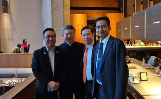 데이터스트림즈가 지난 25일 서울 신라호텔에서 열린 '2024 말레이시아-한국 비즈니스 포럼'에 참석해 말레이시아 안와르 이브라힘 총리, 장리강 과학기술부 장관 등과 디지털 경제 협력 방안을 논의했다. 이영상(왼쪽 세번째 데이터스트림즈 대표가 말레이시아 장리강(왼쪽 첫 번째) 장관과 대담 후 기념사진을 촬영을 하는 모습. 데이터스트림즈 제공